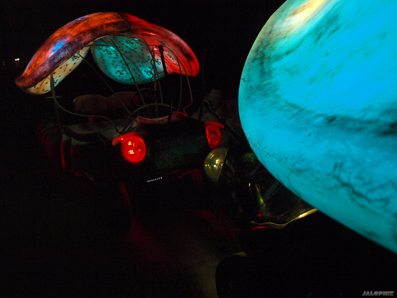 Illustration for article titled A Pair Of Golf Karts Turned Fiberglass Color-Changing Bugs In The Manhattan Blackout